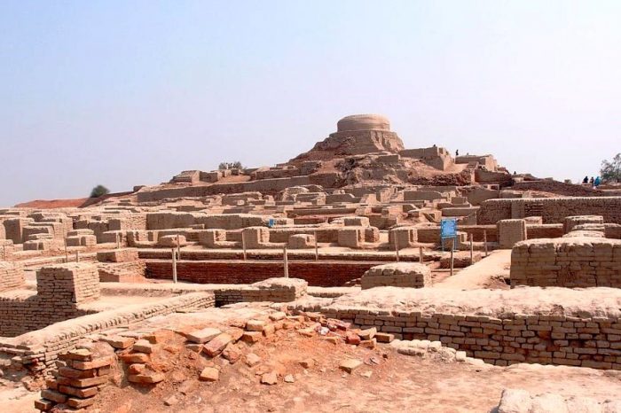 Mohenjo-Daro, Larkana