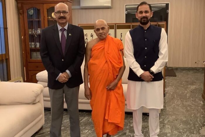 High Commissioner meets Venerable Muruththettuwe Ananda Thero