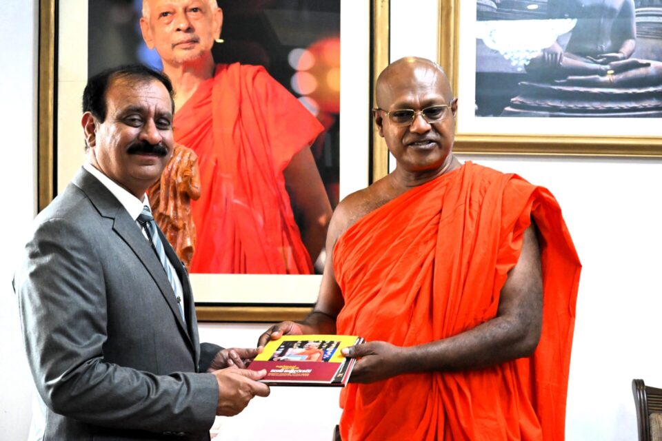High Commissioner met Ven. Dr. Kirinde Assaji Thero at the historic Gangaramaya Temple.