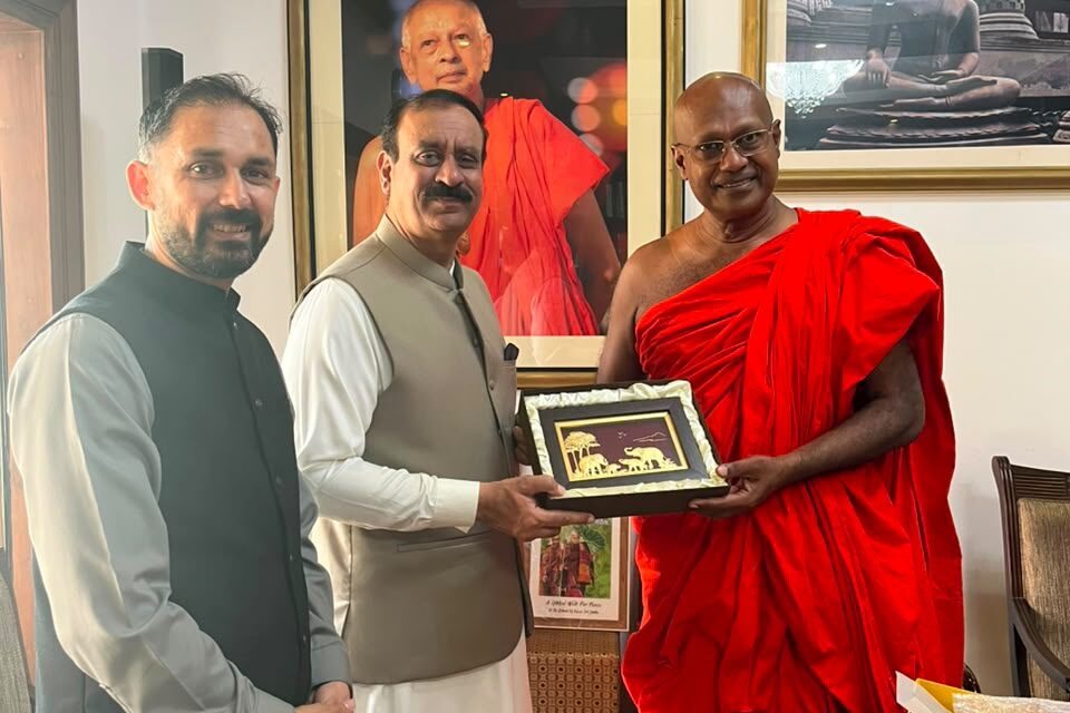 HC met Ven. Dr. Kirinde Assaji Thero, Chief Incumbent of Gangaramaya Temple